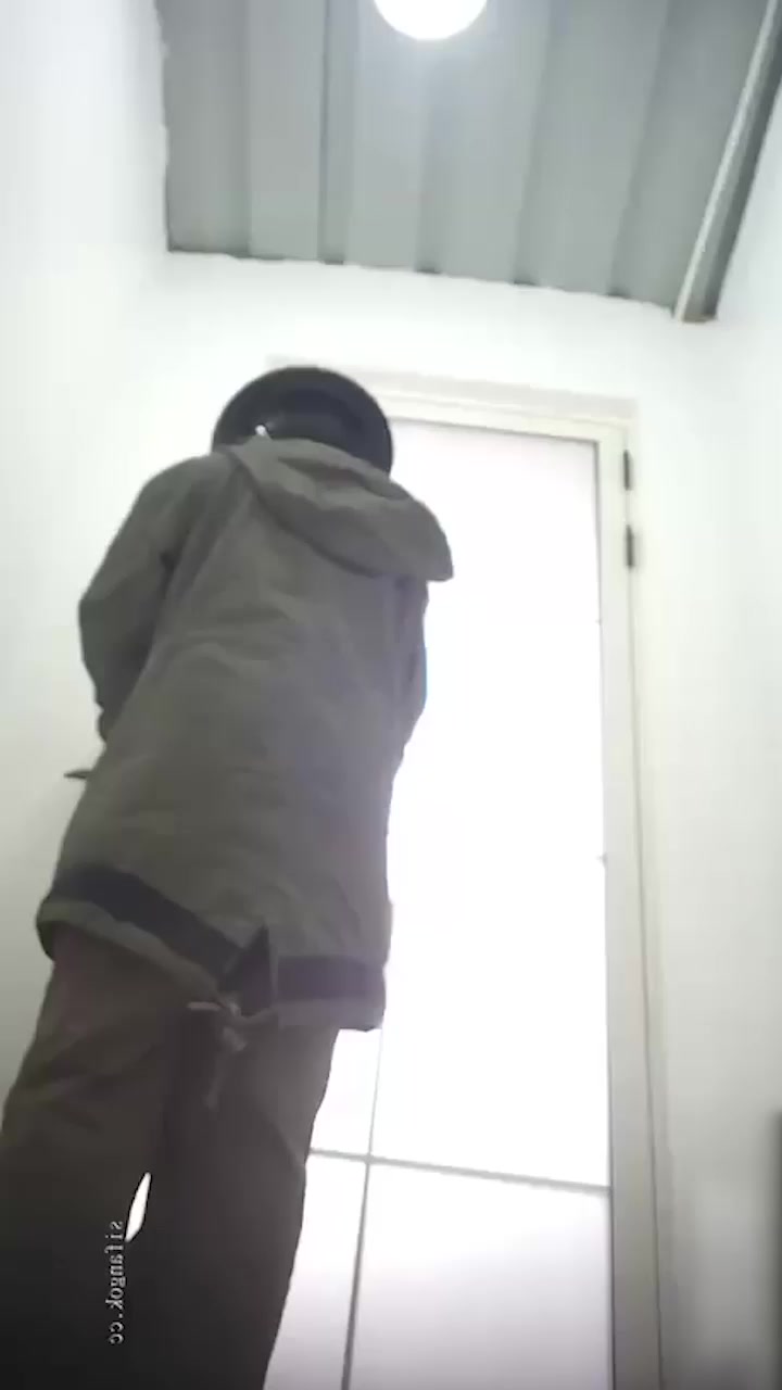 370w粉丝网红 木木 在莉莉岛惨遭偷拍 黄色冲锋衣下嫩穴尽情释放尿液 隐私彻底曝光！2