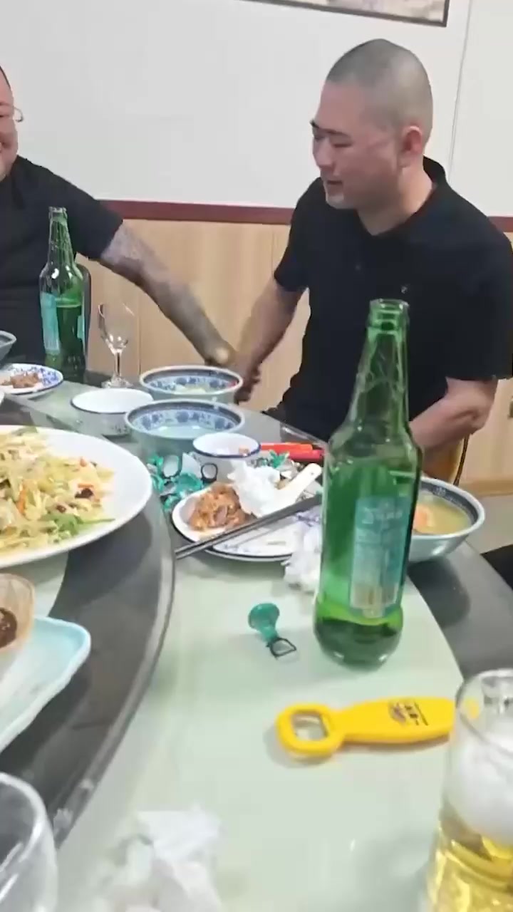 现实狠人当众生嚼碎玻璃 满嘴鲜血却面不改色 颠覆三观大开眼界！