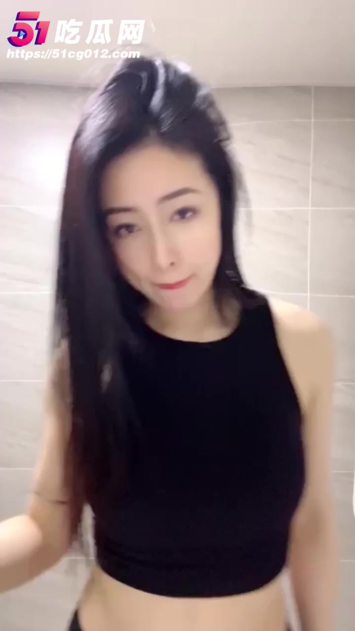 广州巨乳熟女人妻 徐璐 为情夫录制揉奶自慰视频 天生媚骨表情风骚勾人