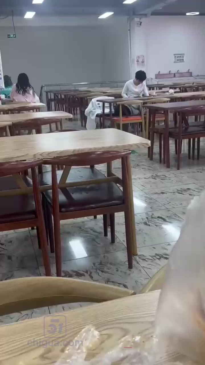 大学生情侣上演食堂激情 镜头前舌吻调情毫不避讳羡煞众人