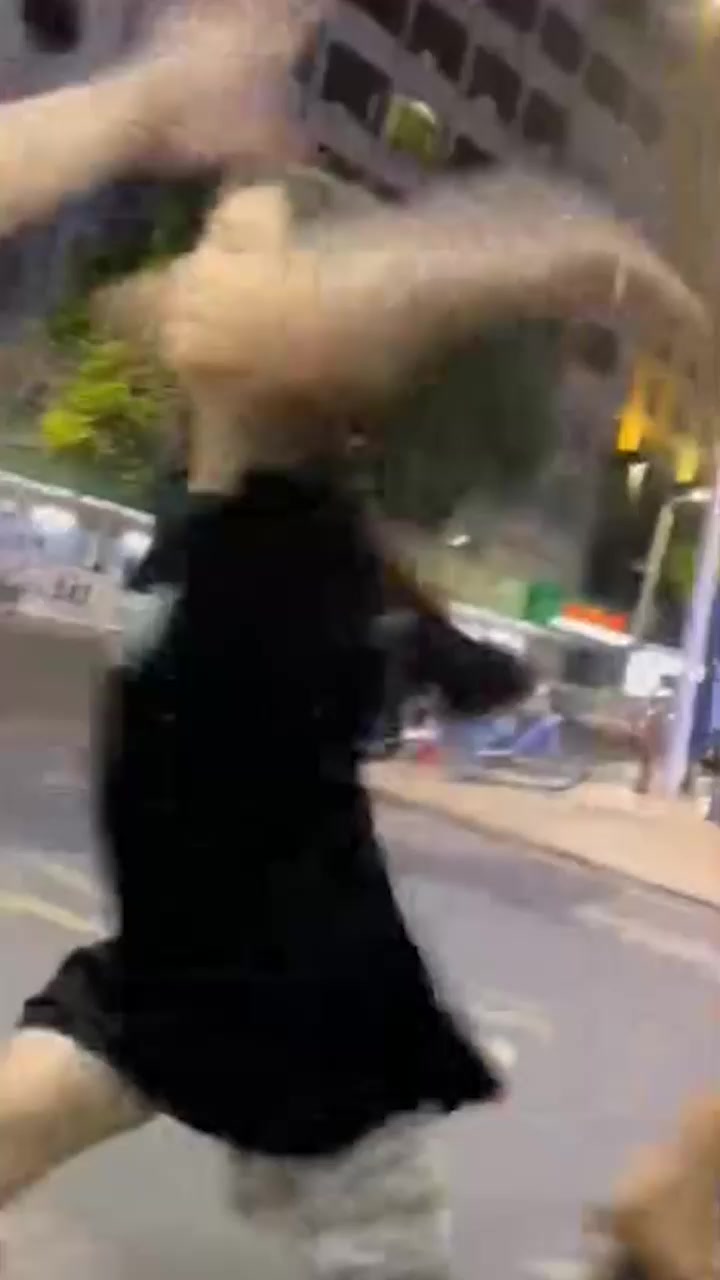 精神小妹打架现场 抓头发狂薅狠扯奶篓子 雪白肌肤走光 现场一片狼藉！