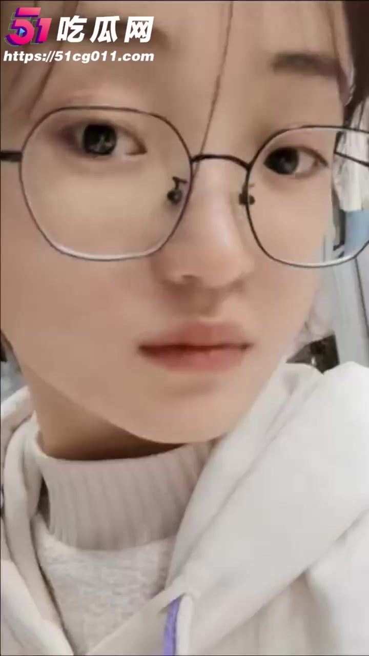 十个眼镜九个骚 河南郑州旅游管理学院高颜值反差婊 和男友性爱视频合集流出！1