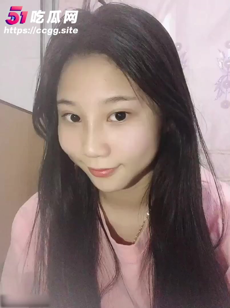 清纯良家学生妹 周周 表面乖巧私下淫荡 为追求刺激上演激情自慰！
