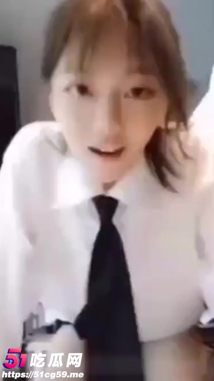 清纯女高自慰翻车现场 给狼友发福利自慰表演 被老妈突然撞见！