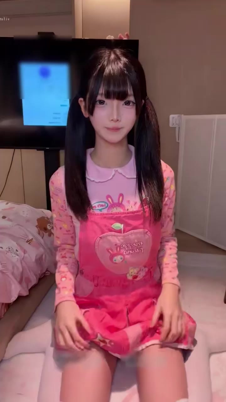 福利姬 金币崽 定制私拍 小骚货化身双马尾女儿 白丝白虎掰穴勾引爸爸