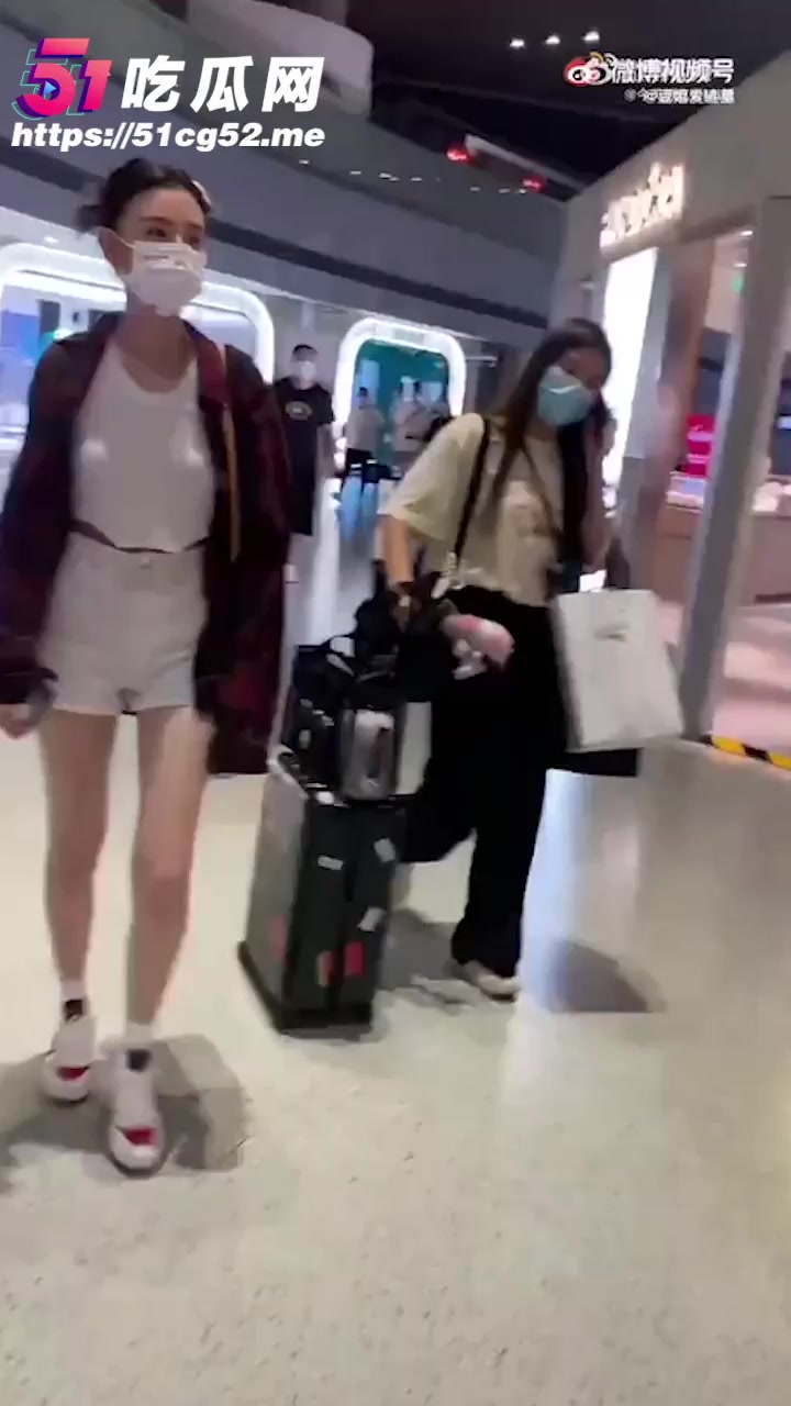 宋祖儿 机场真空露脐装 小乳头活蹦乱跳 被狗仔发现了还想遮掩！