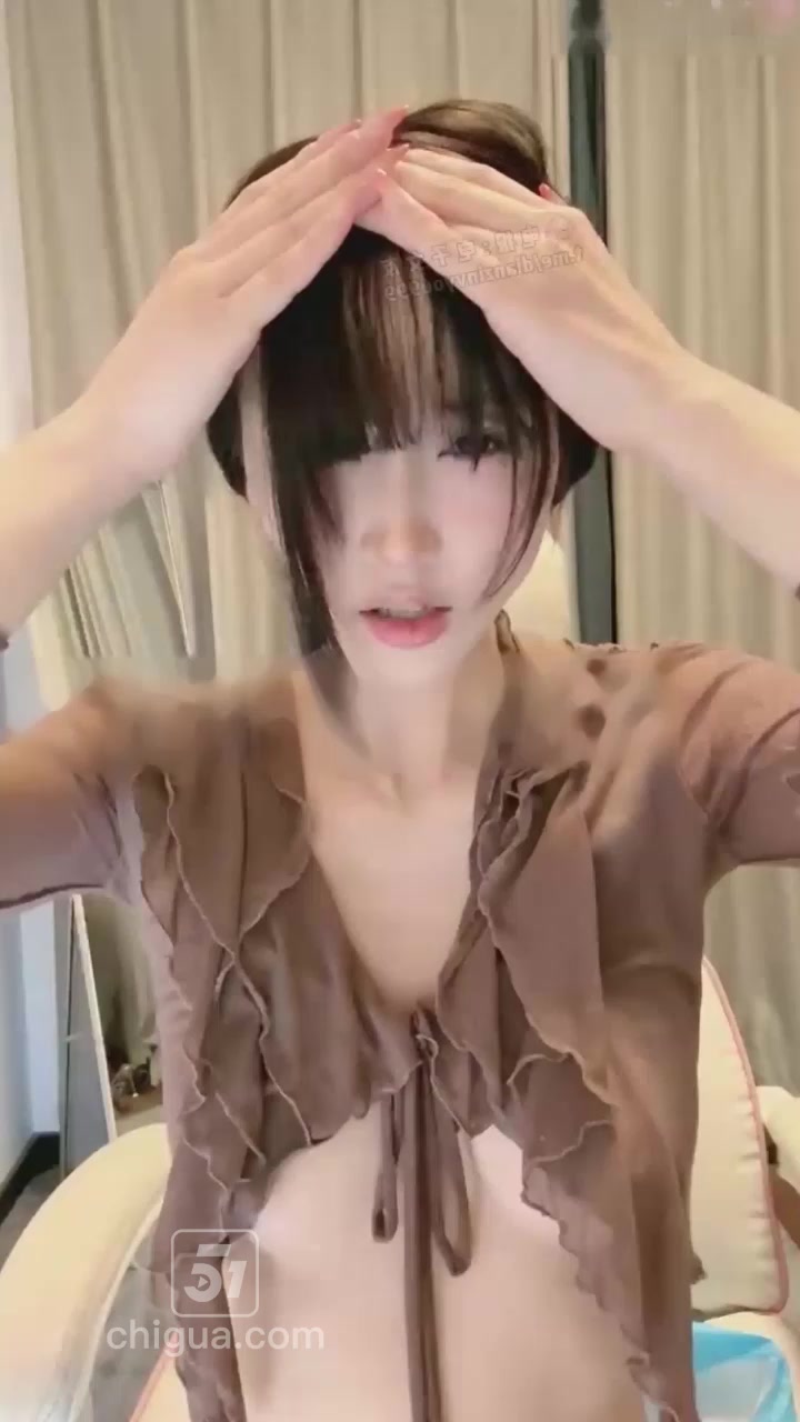 清纯主播 smallcake 夹着跳蛋玩自慰直播 肥穴骑屌干的红肿湿润