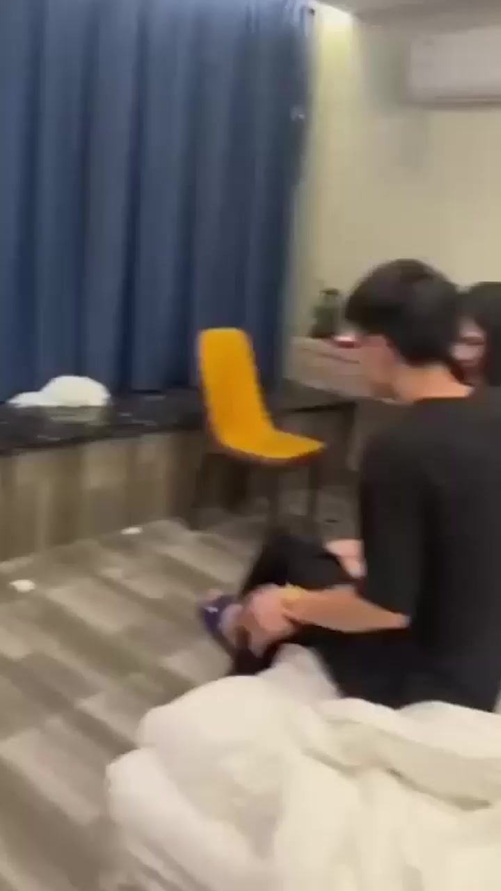 男子出轨被抓奸在床 女友带姐妹酒店暴打小三 跪地求饶一片混战太解气