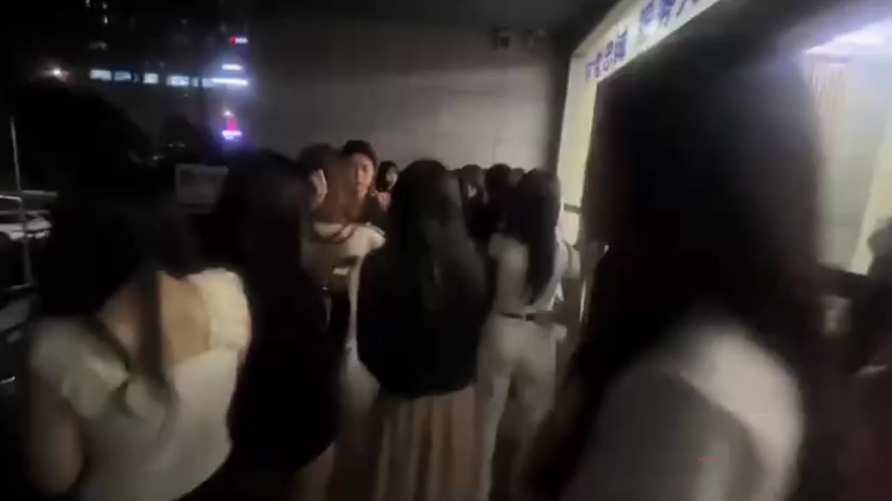 武汉江夏区悦之路台球厅 再曝扫黄大瓜 近60位女助教全被带走 球友曝出双飞私拍！1