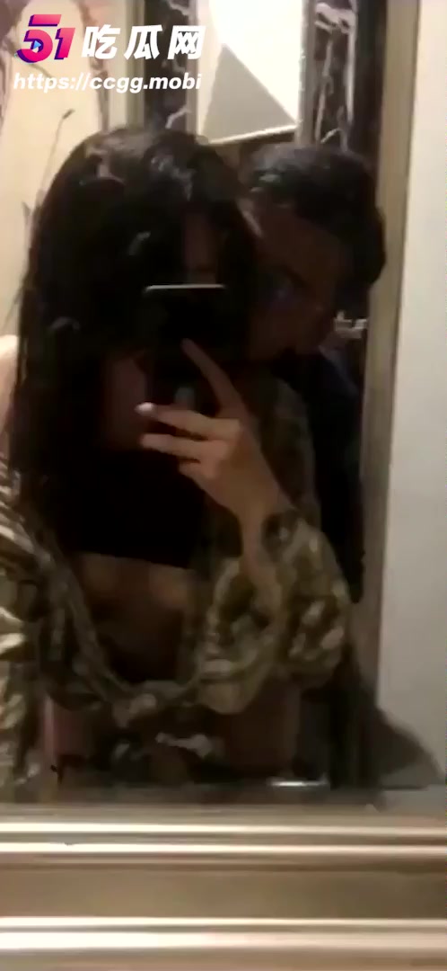 广州健身美女教练 勾引闺蜜男友 厕所自拍激情啪啪 败露后惨遭曝光