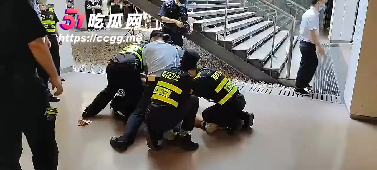 广州萤火虫漫展 大神冒死偷拍 不料翻车被保安现场制服 抄底视频流出！2