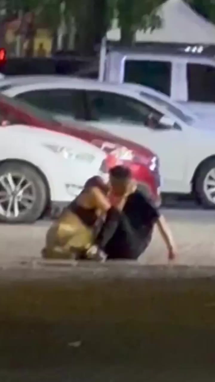 瓜友抓拍醉酒少妇深夜与男子当街拥吻 脱到只剩内裤 露着大奶让人随便摸 没人拦着估计就干上了