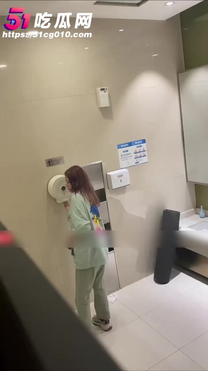 熟人作案太狠 长腿美女 芳乔 厕所被同事偷拍骚穴 还直接发朋友圈曝光！1