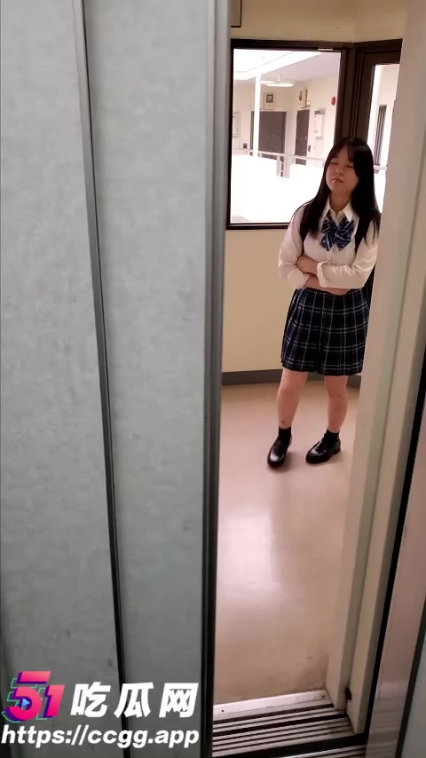 日本偷拍大神抄底合集 校拍一穿四 小仙女真空逛街 胯下春光尽露无遗！