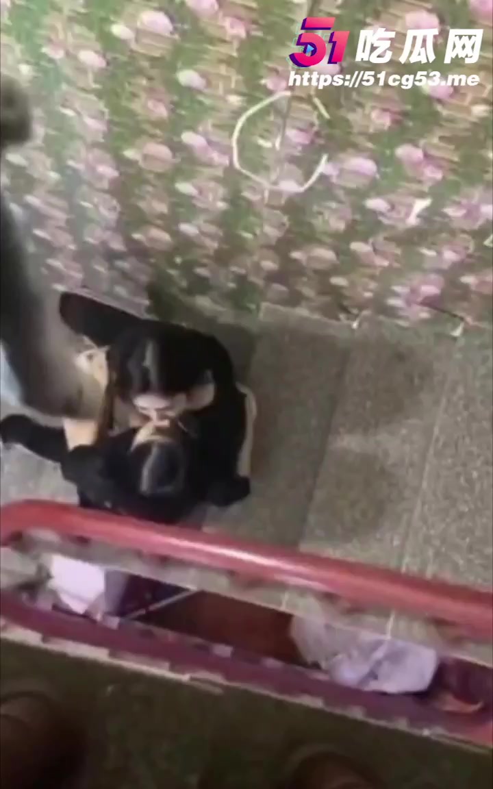 楼道偷拍蕾丝女同激情接吻 臭袜子臭鞋直接扔头顶 吓得她们瞬间蒙圈！