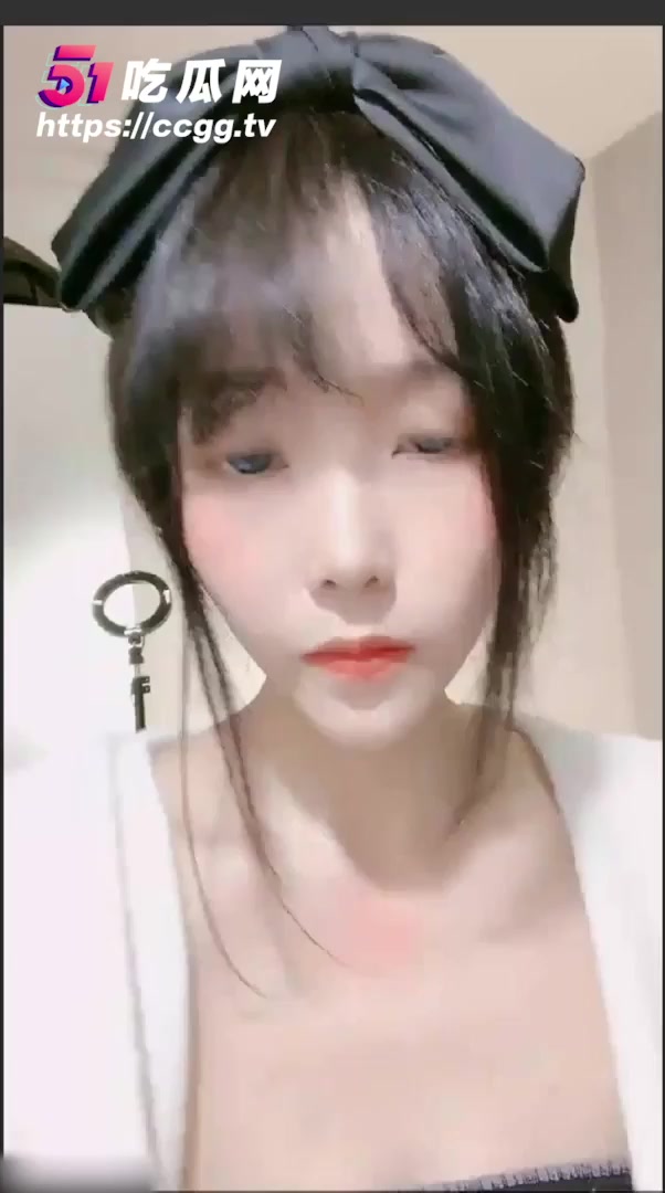 抖音高颜值网红 玥玥酱 一对一福利流出 极品身材绝美馒头逼 掰穴展示骚气爆表！