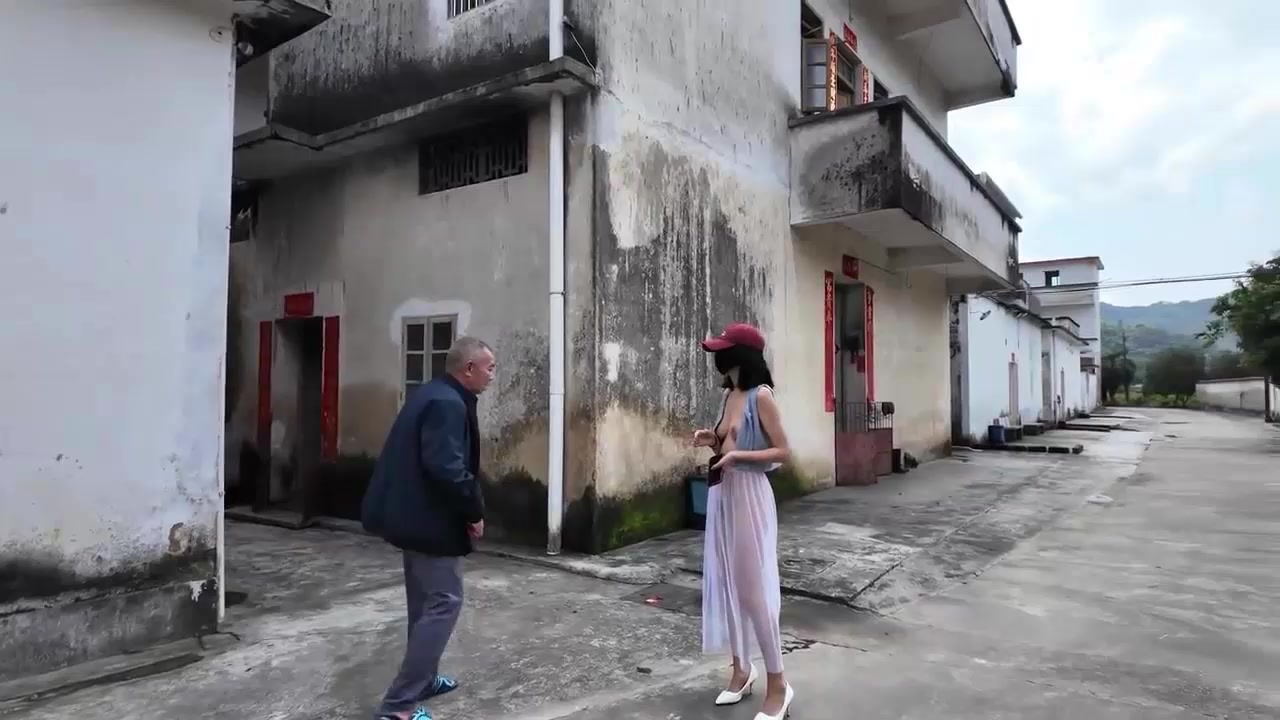 户外露出博主 cikaimoon 把户外当成私人游乐场所 薄纱半奶身材尽显 暴露天性