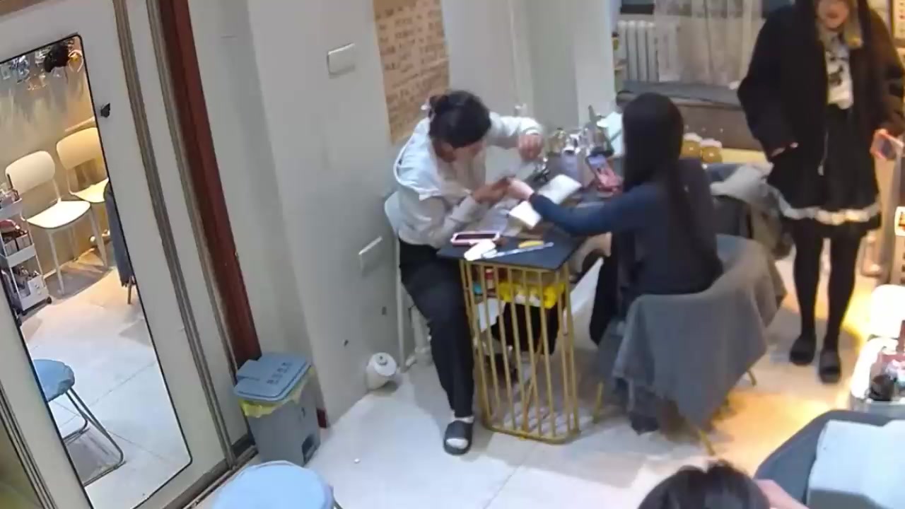 坦克小仙女做美甲现场又接主人任务 逼塞跳蛋当场漏尿潮喷 惊呆众人满脸红晕逃离！