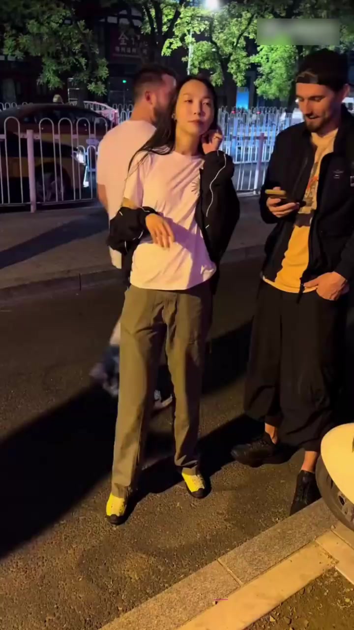北京三里屯酒吧门口 媚洋婊当众一拖二老外 3P视频曝光 亚洲马桶果真名不虚传！2