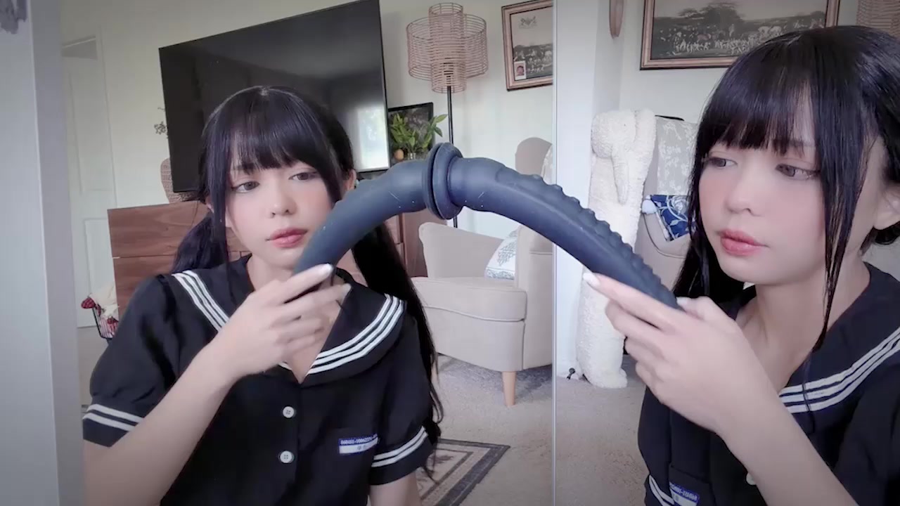 亚裔童颜博主 绯红小猫 4月新作 JK黑丝短裙惊艳视觉 后入肛交自慰白浆狂溢！