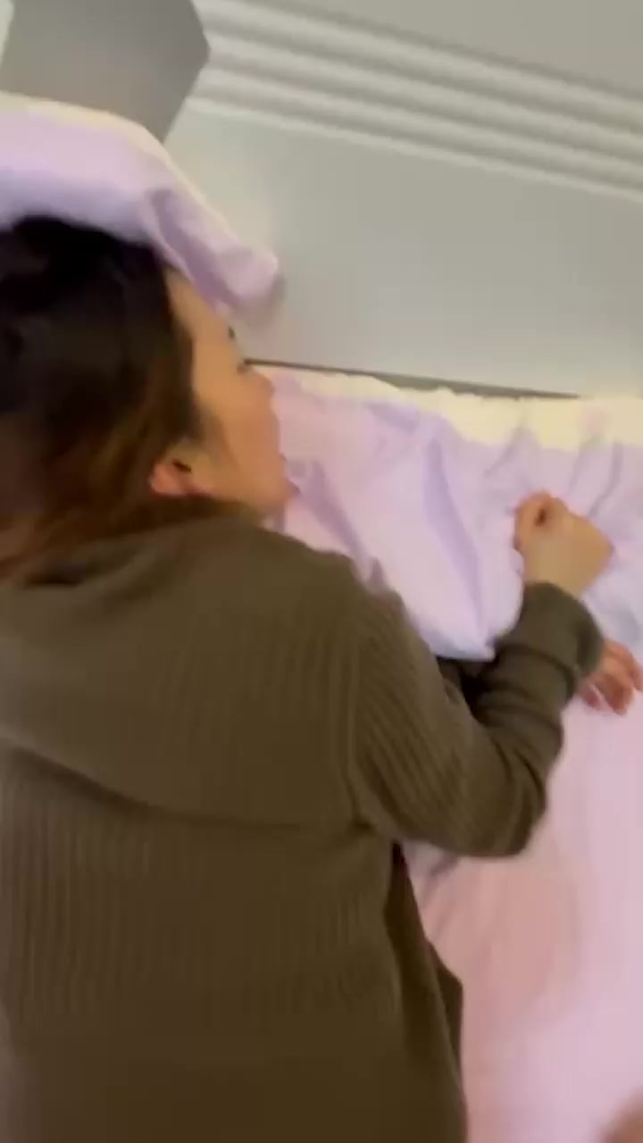 上海真实夫妻泄密 良家少妇母狗式趴着后入 小屁屁狂颤操着贼爽！