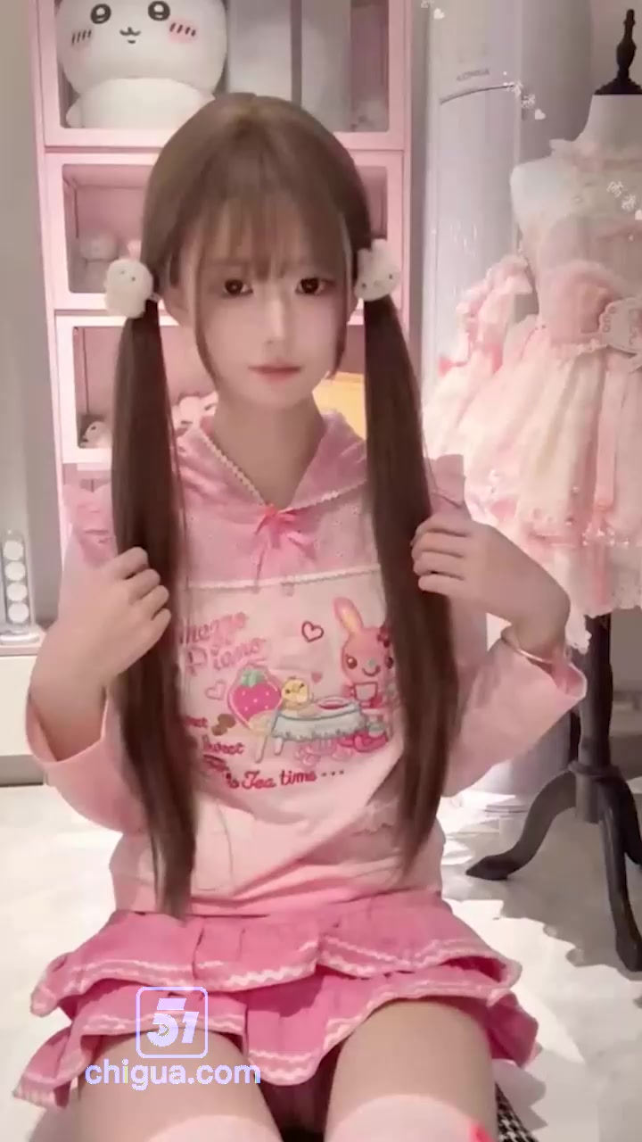 推特80W粉网红 季雨 千元定制福利 颜值萝莉道具猛插骚穴自慰 反差爆表！