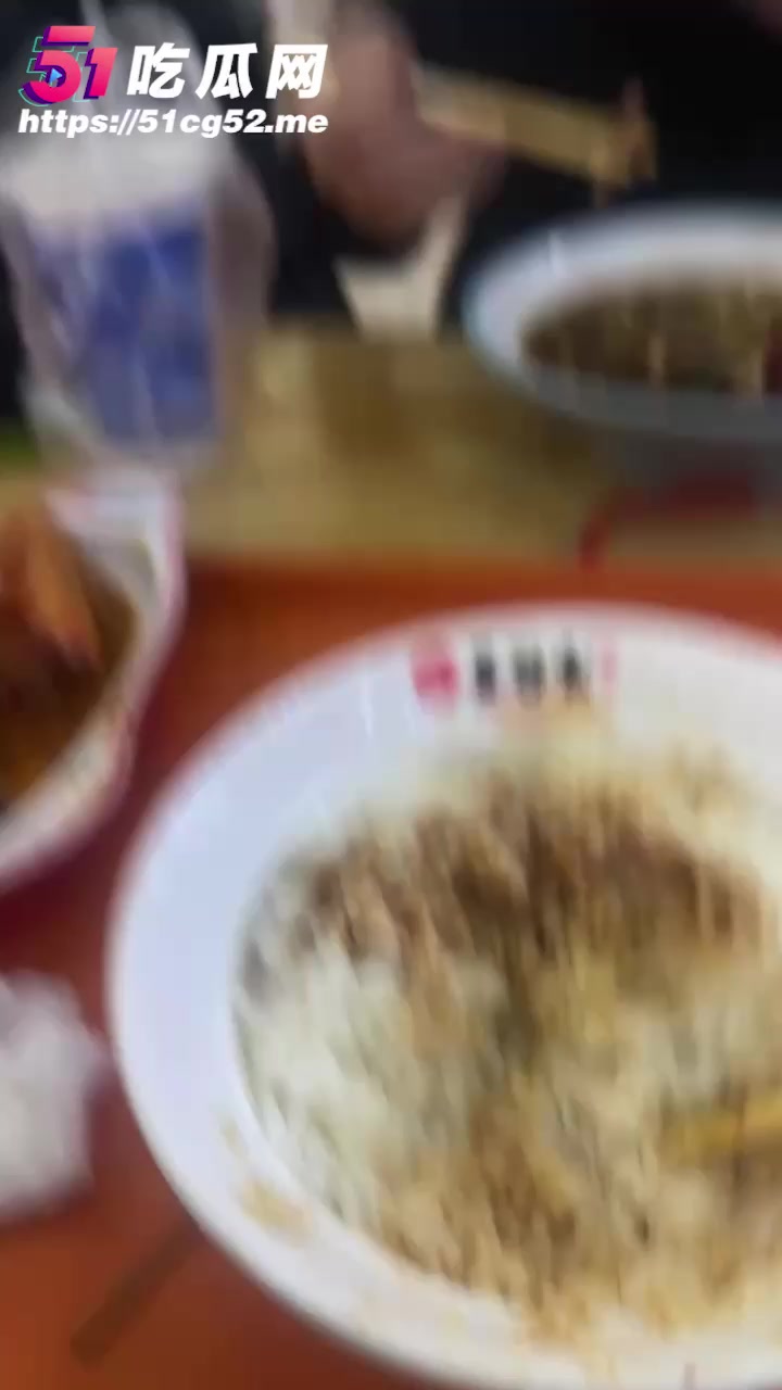 哈尔滨师范大学食堂 原配怒斥小三 然后狂扇耳光 可把旁边的吃瓜群众看乐了