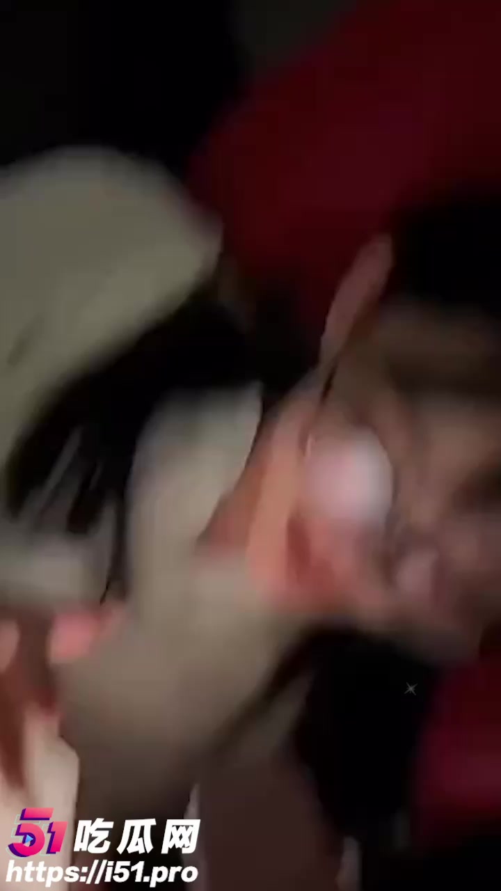 长相清纯泰国妹妹反差爆棚 颜值高技术好超风骚 聊天时鸡巴塞嘴边直接吃下去