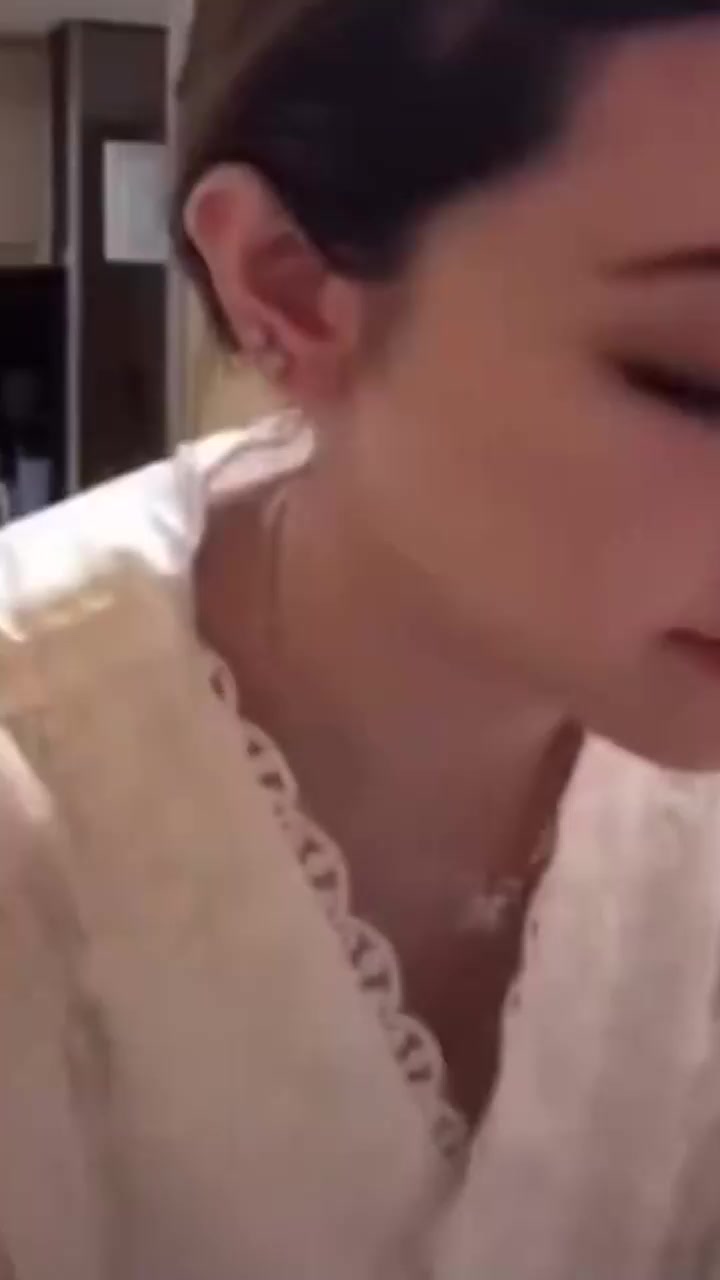 当红流量女神 迪丽热巴 直播走光 神仙酮体春光乍现 雪白爆乳弹跳而出！