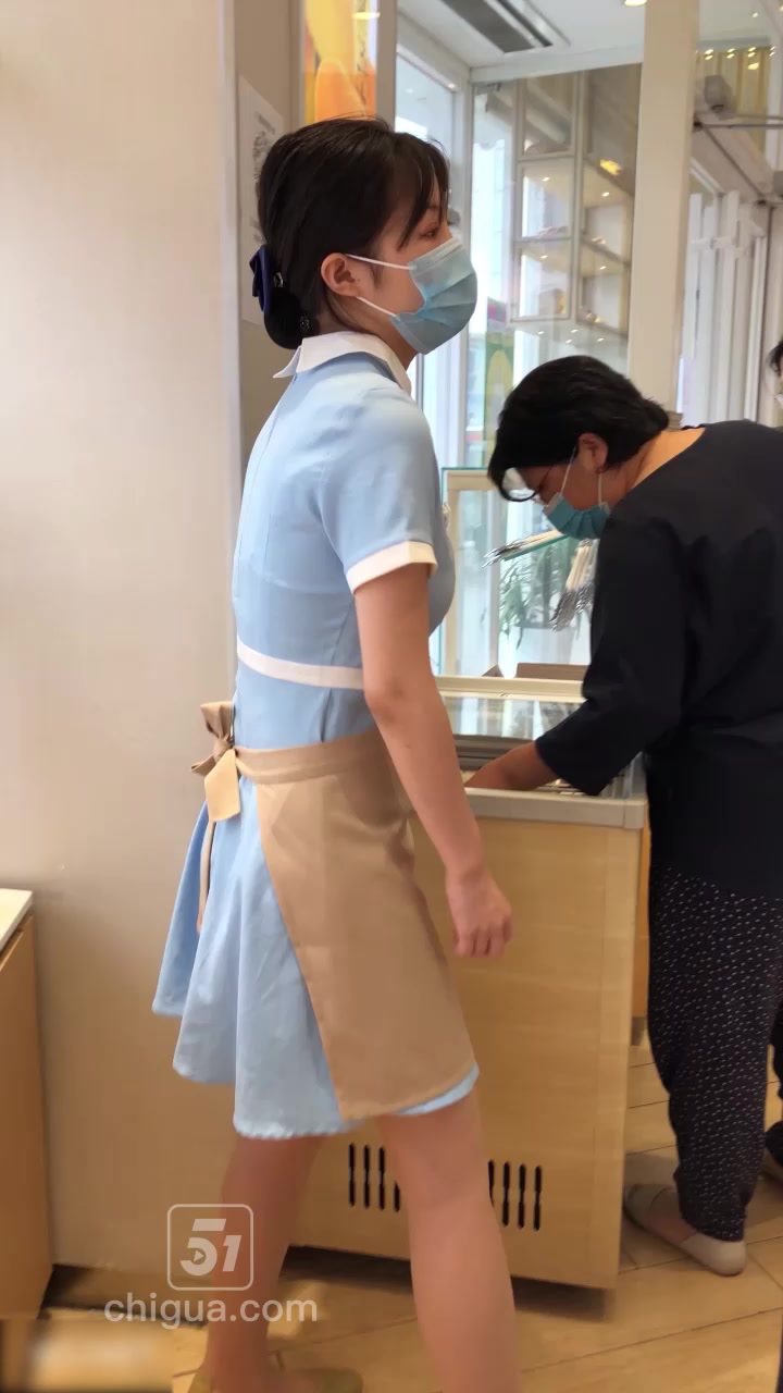 好利来小姐姐抄底偷拍福利 薄内裤紧紧勒出美鲍轮廓 肉感满满太犯规！