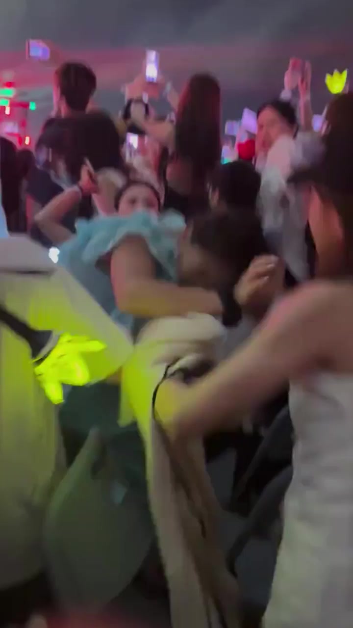 权志龙澳门音乐节台下炸锅 女粉挤位互撕当场干架 上演最强Power真人秀！1