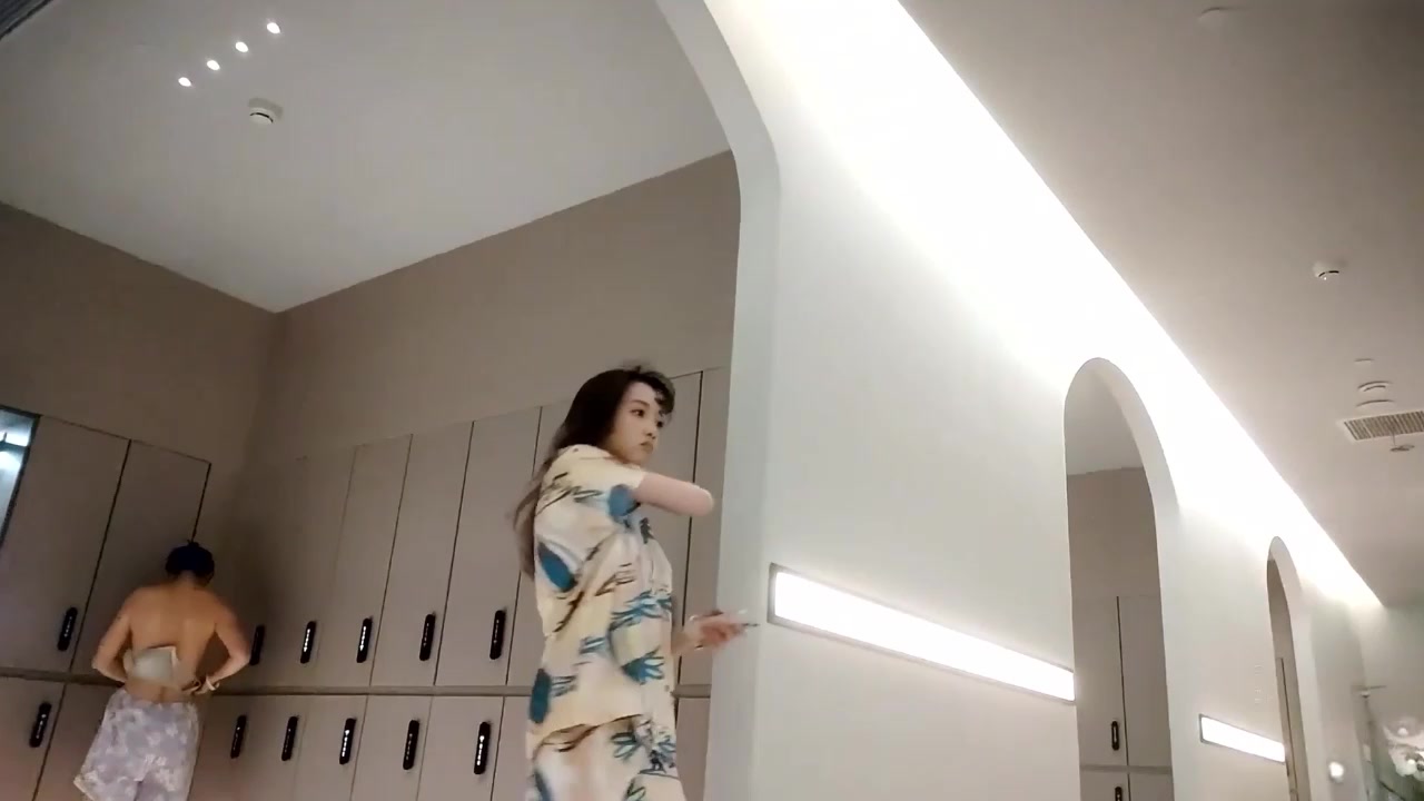 淫浪学姐潜入温泉会所偷拍 捕捉极品女神全裸换衣 更有少妇人妻们全裸美景！