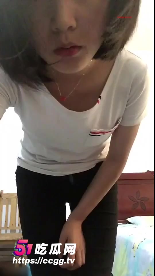 90后超清纯美女 裸贷未还惨遭曝光 性感短发诱人玉乳 反差淫姿诱惑满满！