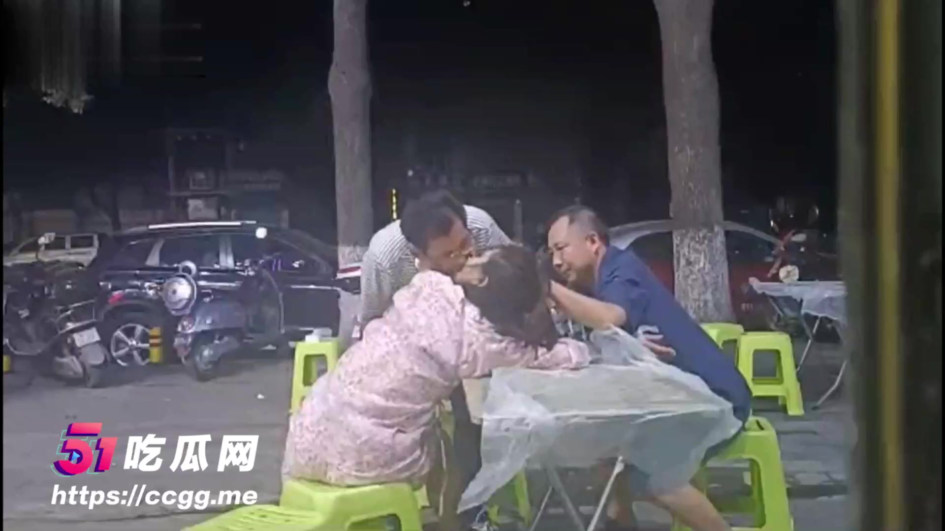 湖北街头大排档 猥琐大爷伙同眼镜男捡尸醉酒女 咸猪手当街摸逼揉胸
