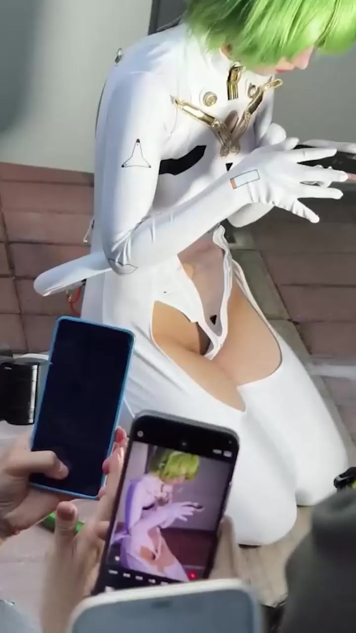 漫展反差COSER 不穿内裤中空露出 被拍逼毛一清二楚 现场狂拍太不要脸！