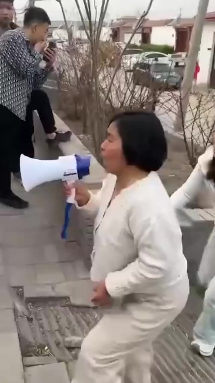 河北文安北陶管营村 原配 薛阿芊 怒抓黑衣小三 张明月 还没离婚老公就偷情上门挑衅 现场直接乱成一锅粥！