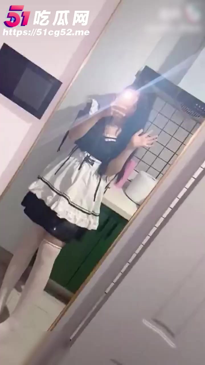 抖音萝莉网红 小麻球 私下和榜一大哥裸聊视频流出 稚嫩的身材看得人欲火焚身2