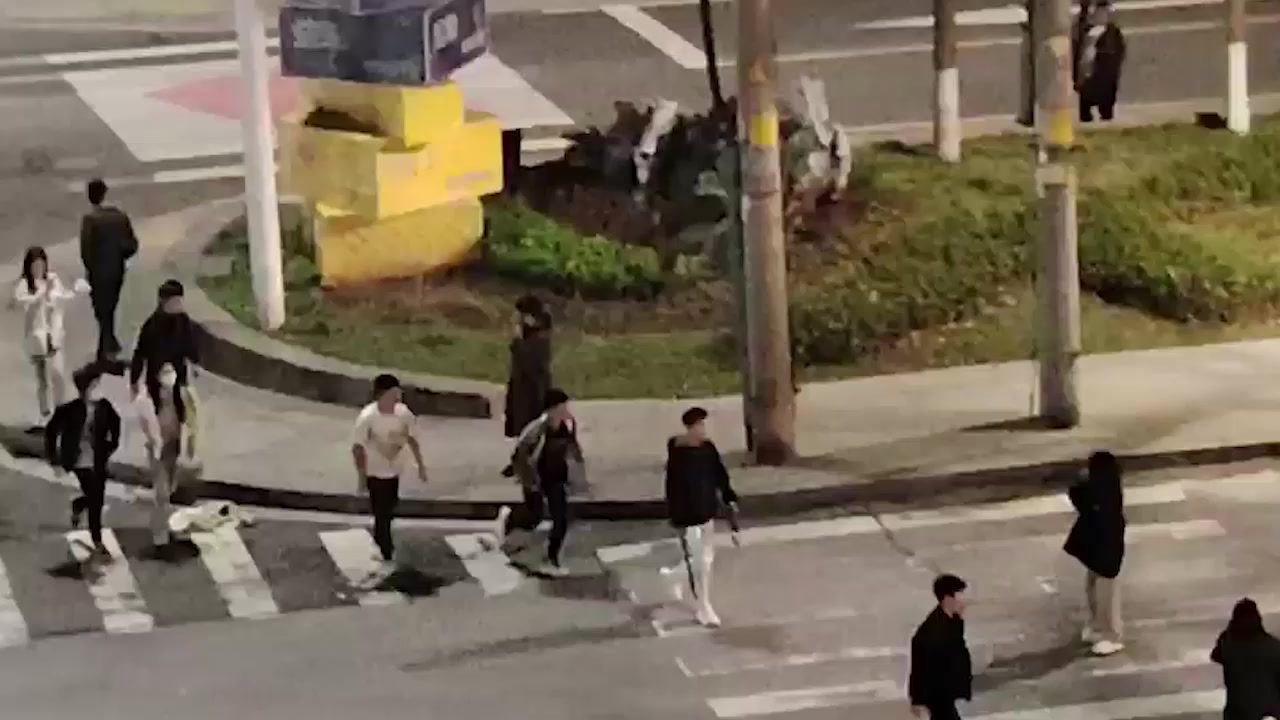 19岁精神小伙精神小妹 马路约群架 场面混乱如同古惑仔重现江湖！