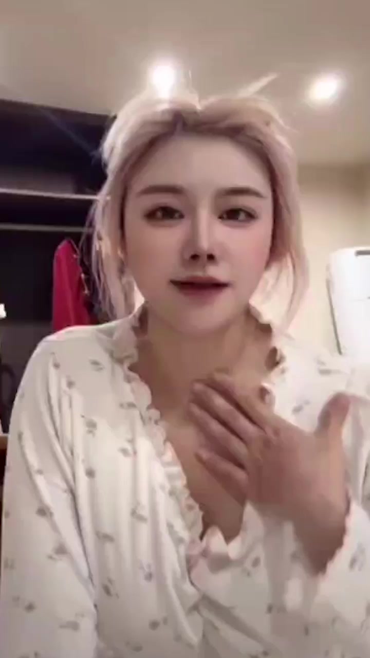 快手网红 直播走光闪现合集 真空睡衣下的粉嫩美乳 带你领略转瞬即逝的风光！