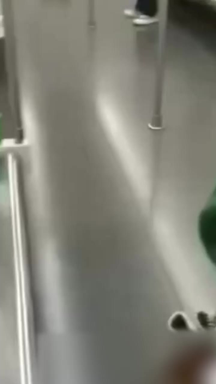 南宁地铁惊现精神小伙当众脱裤手淫 自慰数分钟全车乘客目睹 尺度炸裂！