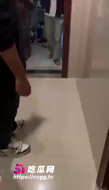 重庆00后小伙 为走捷径操作逆天 给富婆留纸条 被其老公找上门怒骂一顿！
