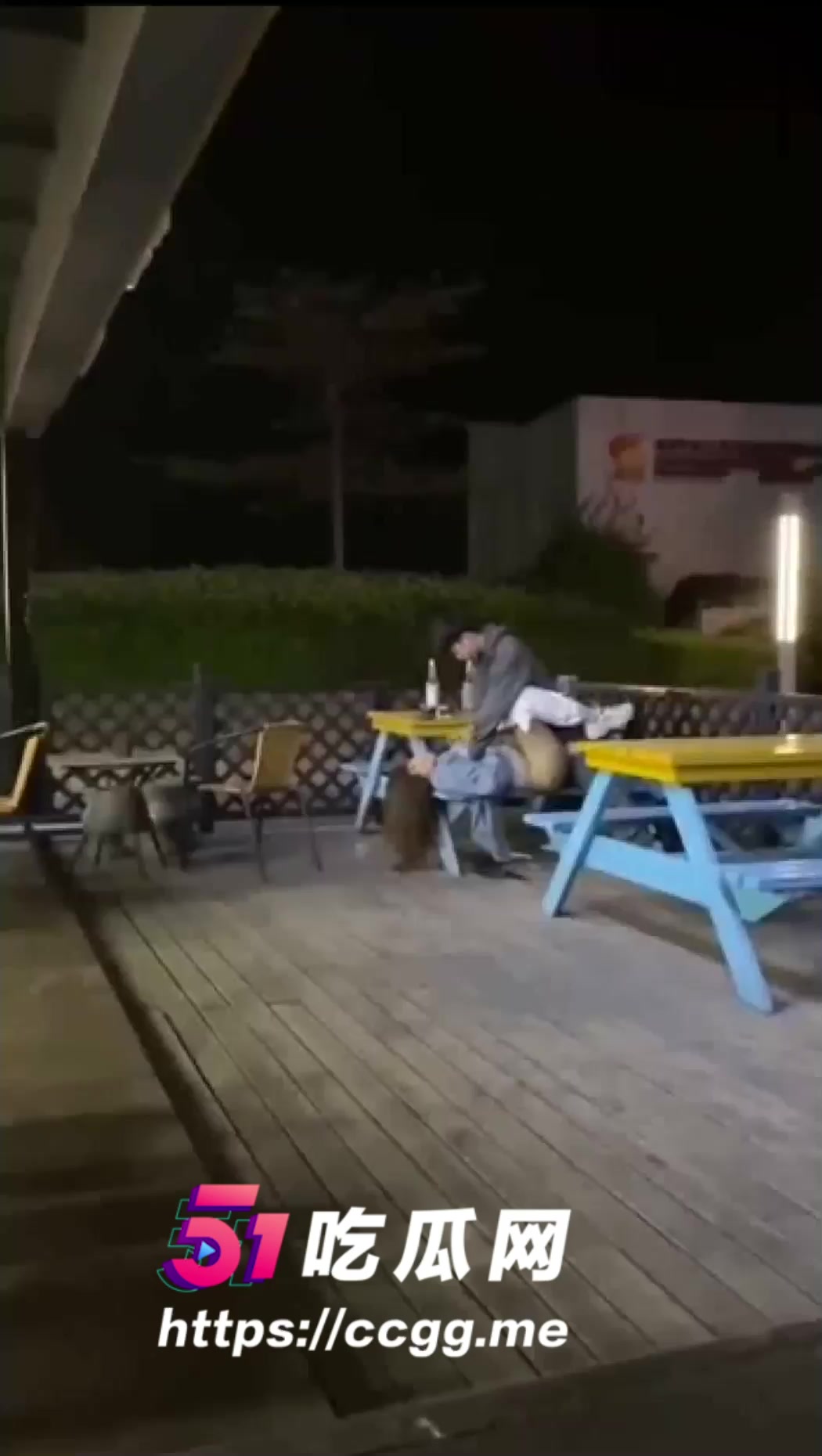 福建厦门RUOS便利店门口 小哥淫虫上脑 当众强奸醉酒女 狂野一幕令人瞠目结舌！