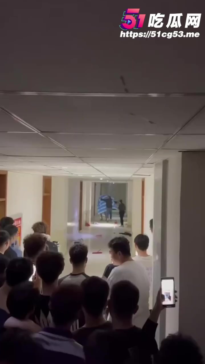 内蒙师范学院全裸女生大闹男宿舍 因情感纠纷一丝不挂打砸 多名老师都控制不住！1