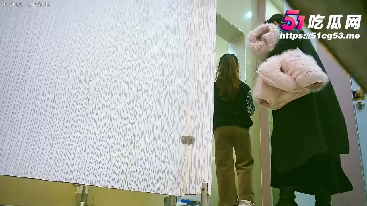 偷拍牛仔裤文静美女如厕 抚摸肥厚鲍鱼 蘸取淫水扣弄菊花 角度光线绝佳超刺激！