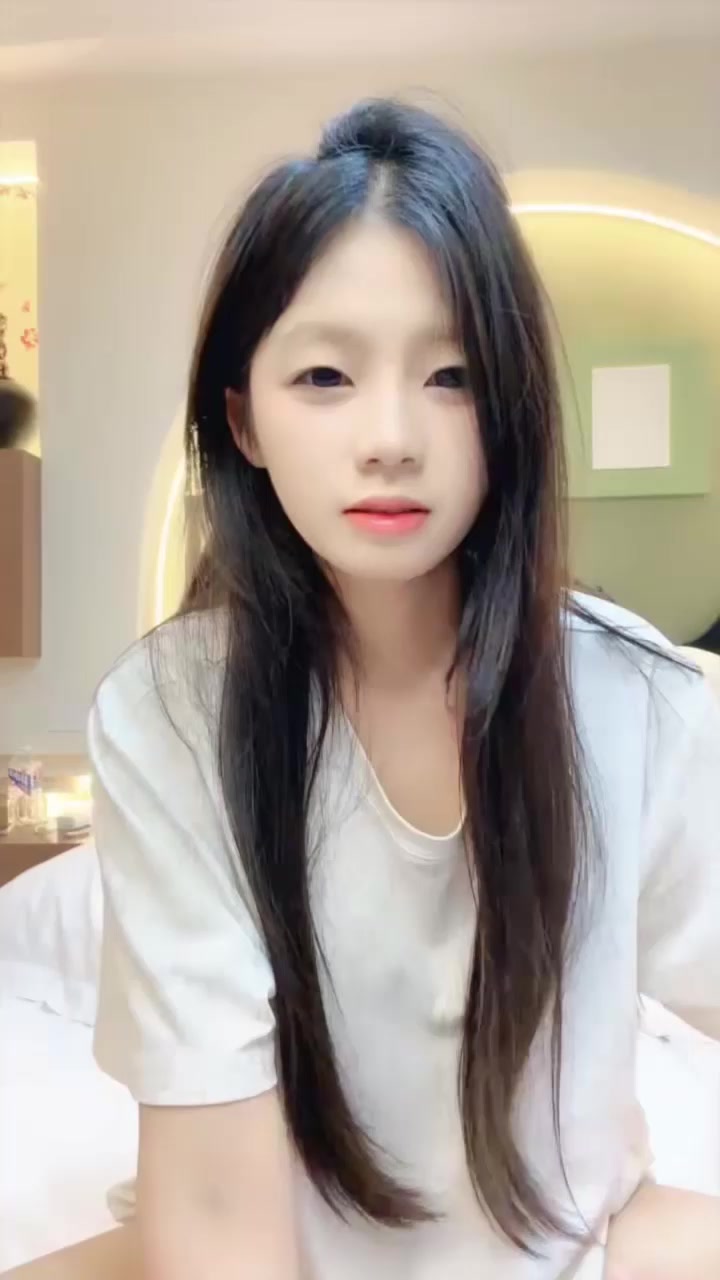 温南精神小妹 下海首秀 酮体白嫩 大秀美乳翘臀 摸胸掰穴挑逗镜头！