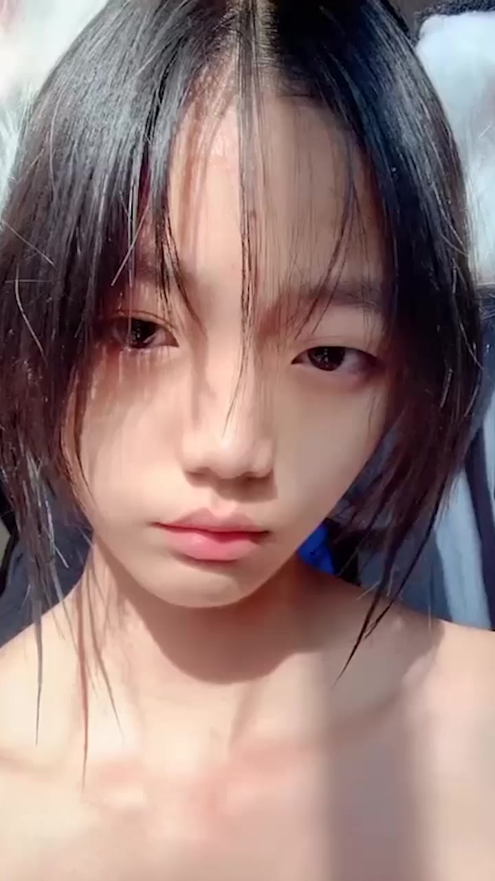 大一嫩妹 刘璐 私密视频 粉嫩三点全露出 特写尿尿画面让人花心乱颤！