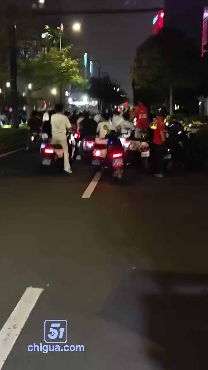 广西南宁小骚妇舌战群雄 单挑多人对骂被围得水泄不通 场面失控差点封路2