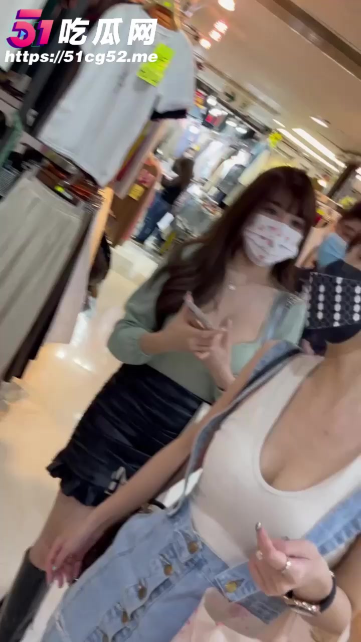 街拍美女低胸走光瞬间 大神捕捉性感露奶神角度 太刺激！2