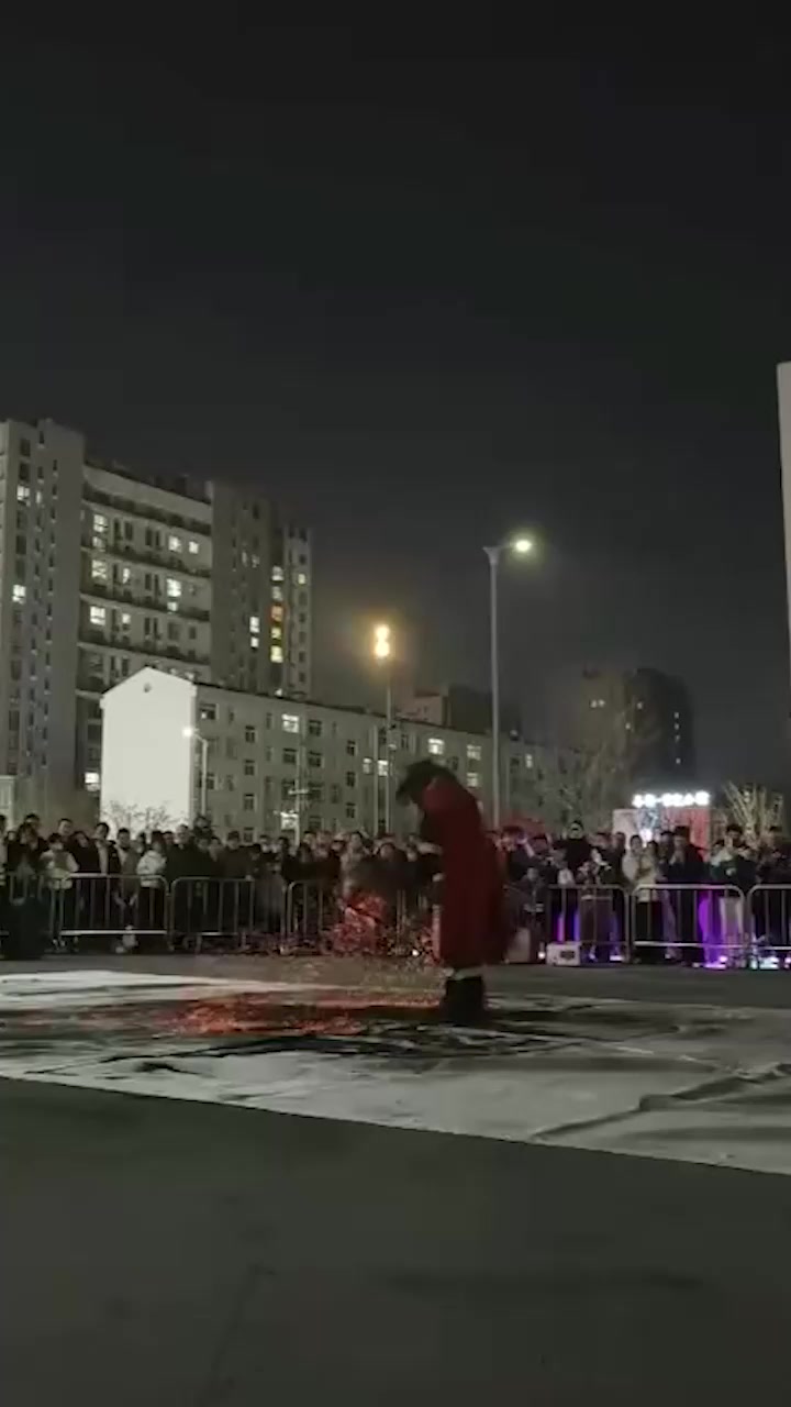 金门火舞哥 表演火棍杂技 回燃全身起火 瞬间跪地惨叫翻滚 二级烫伤紧急送医 全场观众吓到集体尿崩！