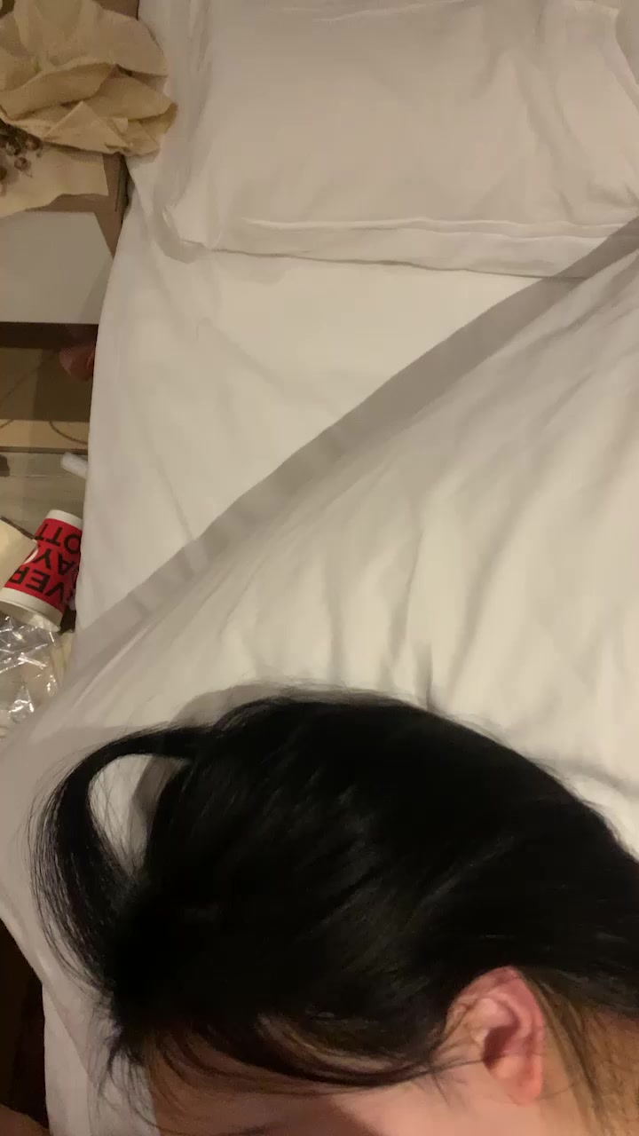 超可爱微胖大学生被前男友曝光 露脸口交后惨遭大鸡巴暴力抽插 哭腔夹杂着浪叫 又媚又酥！